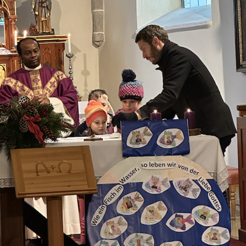 Kinder lesen die Fürbitten