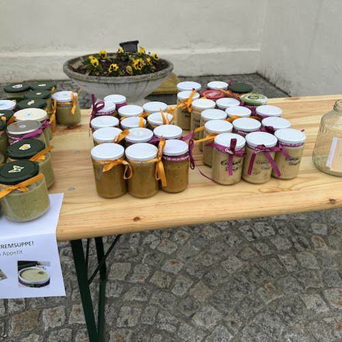 Suppen im Glas werden hergerichtet