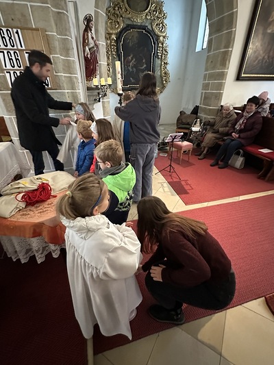 Die Kinder werden eingekleidet