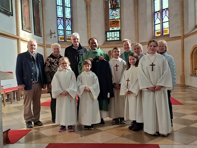 Geschenkübergabe als Dank für die 10 Jahre im Pfarrverband, inzwischen ein 'NÖ' geworden, darum ein NÖ Janker