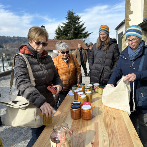 Schnell waren alle gegen eine Spende fort, DANKE für 385,50 € zu Gunsten der heurigen Caritas Haussammlung
