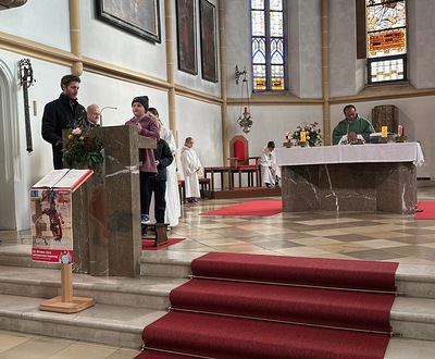 Kinder lesen die Fürbitten