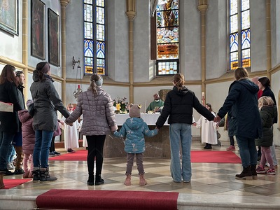 gemeinsam wird das Vaterunser gesungen